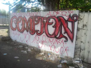 Graffiti Arton White Fence Wallpaper