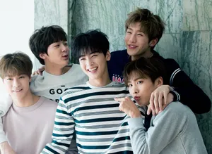 Groupof Five Friends Smiling Wallpaper