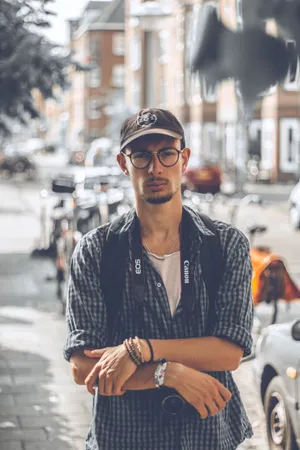 Hd Man Cap And Glasses Wallpaper
