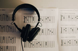 Headphone And Music Notes Wallpaper