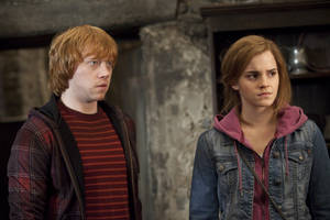 Hermione And Ron Weasley Movie Scene Wallpaper