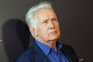 Hollywood Actor Martin Sheen Netflix Fysee Wallpaper