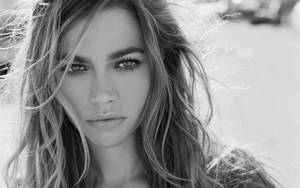 Hollywood Actress Denise Richards Black And White Wallpaper