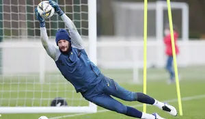 Hugo Lloris Catching The Ball Wallpaper