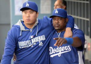 Hyun Jin Ryu With Juan Uribe Wallpaper