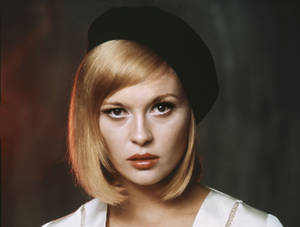 Iconic Hollywood Actress Faye Dunaway In A Vintage 1967 Portrait Wallpaper