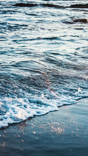 Iphone Xs Crashing Ocean Waves Wallpaper