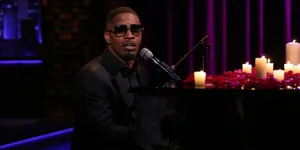 Jamie Foxx At The Tonight Show Wallpaper