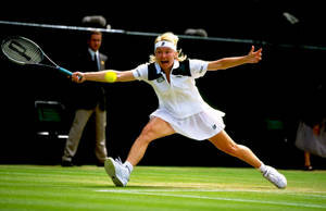 Jana Novotna Running To Hit Ball Wallpaper