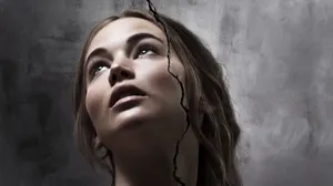 Jennifer Lawrence Crack At The Center Wallpaper