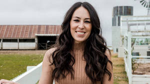 Joanna Gaines Curly Brown Hair Wallpaper