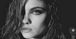 Jodi Lyn O'keefe Stunning In A Red Dress Wallpaper