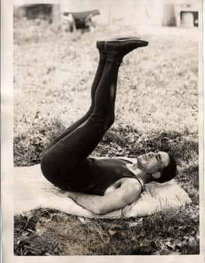 Johnny Dundee Doing Curl-ups Exercises Wallpaper