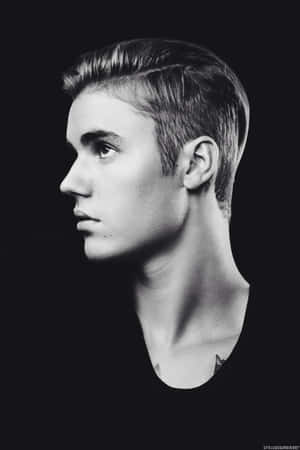 Justin Bieber Celebrates 2021 With A Peaceful Walk In The Park Wallpaper