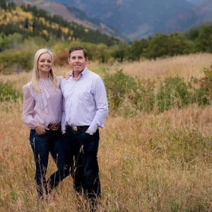 Justin Leonard With His Wife, Offering A Glimpse Into Their Personal Life. Wallpaper