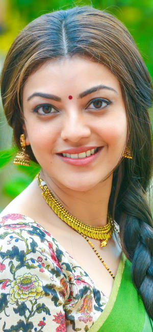 Kajal Agarwal Glamorously Shining In Hd With Gold Accessories Wallpaper
