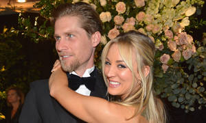 Kaley Cuoco And Cook Sweet Moment Wallpaper