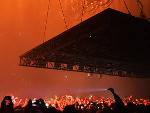 Kanye West Saint Pablo Hanging Wallpaper