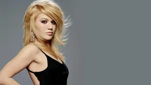 Kelly Clarkson Alluring Pose Wallpaper