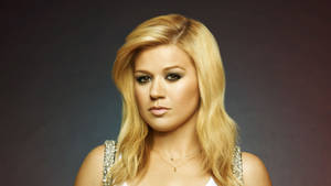 Kelly Clarkson Bold Look Wallpaper