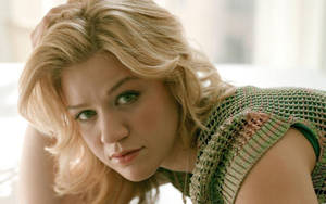 Kelly Clarkson Glamorous Look Wallpaper