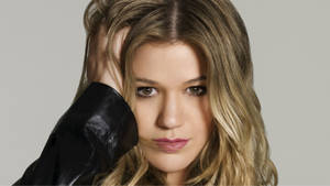 Kelly Clarkson Holding Hair Tightly Wallpaper