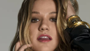 Kelly Clarkson Shining Bracelet Wallpaper