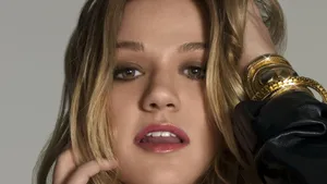 Kelly Clarkson Shining Bracelet Wallpaper