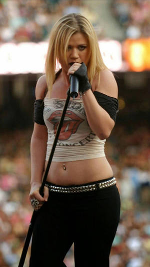 Kelly Clarkson Singing Onstage Wallpaper