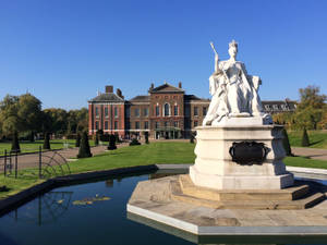 Kensington Palace Statue Pond Wallpaper