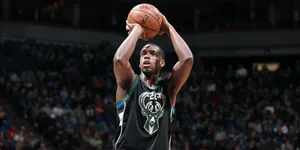Khris Middleton Free Throw Wallpaper