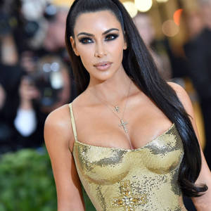 Kim Kardashian In Gold Versace Dress Wallpaper