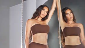 Kim Kardashian Mirror Shot Wallpaper