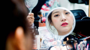 Kim Se Jeong Mirror Reflection Wallpaper