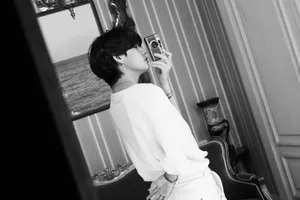 Kim Taehyung 2021 Takes A Picture Wallpaper