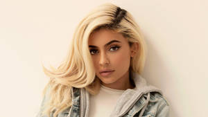 Kylie Jenner Blonde Black Hair Roots Wallpaper