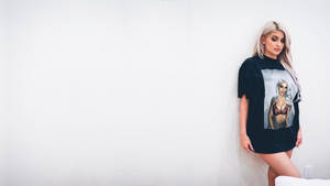 Kylie Jenner In Black T-shirt Wallpaper