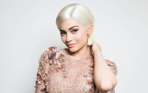 Kylie Jenner In Platinum Hair Wallpaper