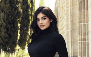 Kylie Jenner Wearing Black Top Wallpaper