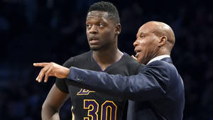 La Lakers Julius Randle Coached Wallpaper