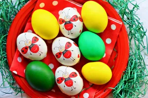 Ladybug Easter Eggs On Red Plate Wallpaper