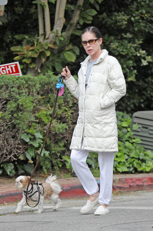 Lara Flynn Boyle Walks Her Dog Wallpaper