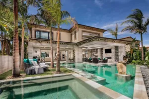 Large Pool Water In Irvine Wallpaper