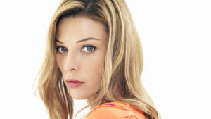 Lauren German Looking Over Shoulder Wallpaper