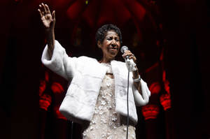 Legendary Music Icon Aretha Franklin In A White Ensemble Wallpaper