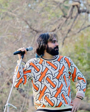 Legendary Punjabi Singer Babbu Maan Power-packed Performance Onstage Wallpaper