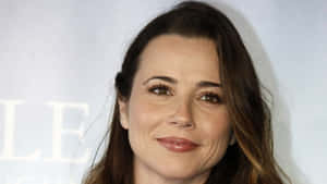 Linda Cardellini Posing Confidently Wallpaper