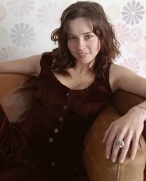 Linda Cardellini Posing In A Stylish Dress Wallpaper