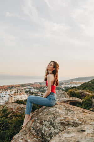 Linda Chica On A Cliff Wallpaper