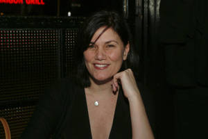 Linda Fiorentino Minimalist Necklace Wallpaper